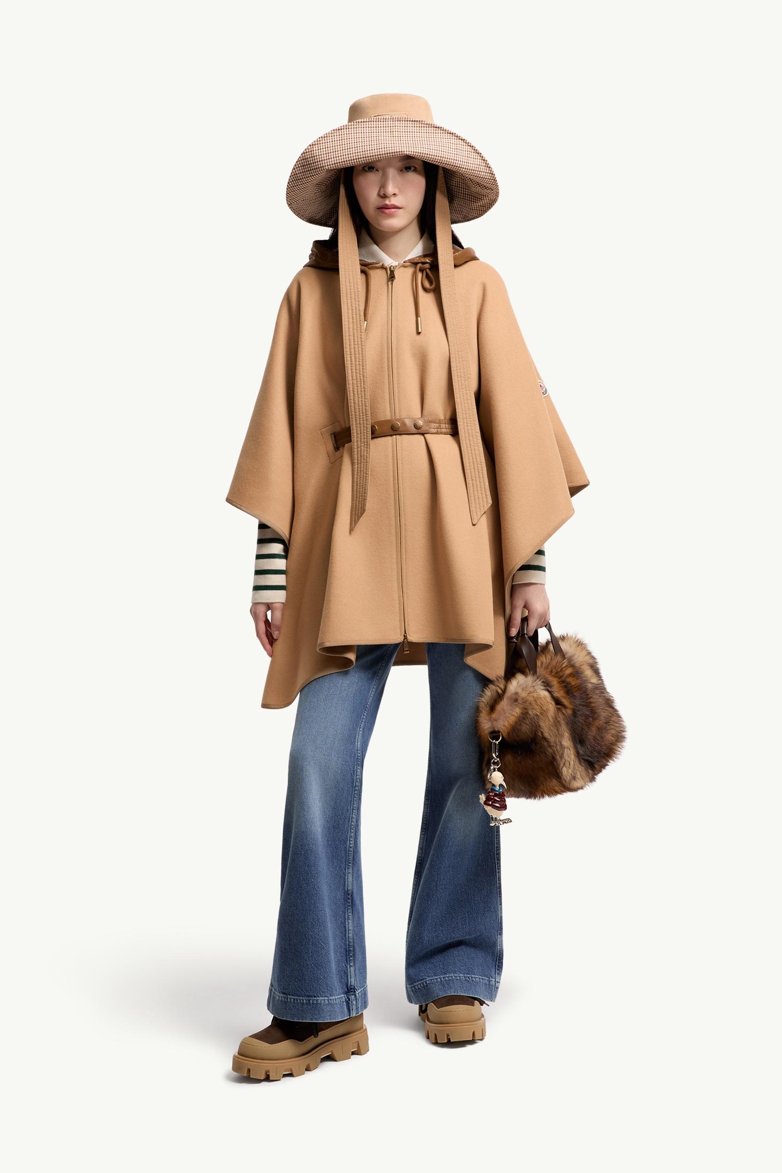 MONCLER ポンチョ ケープ ピンク フード付き ベージュ ケープ : マント 向けの レディース | モンクレール