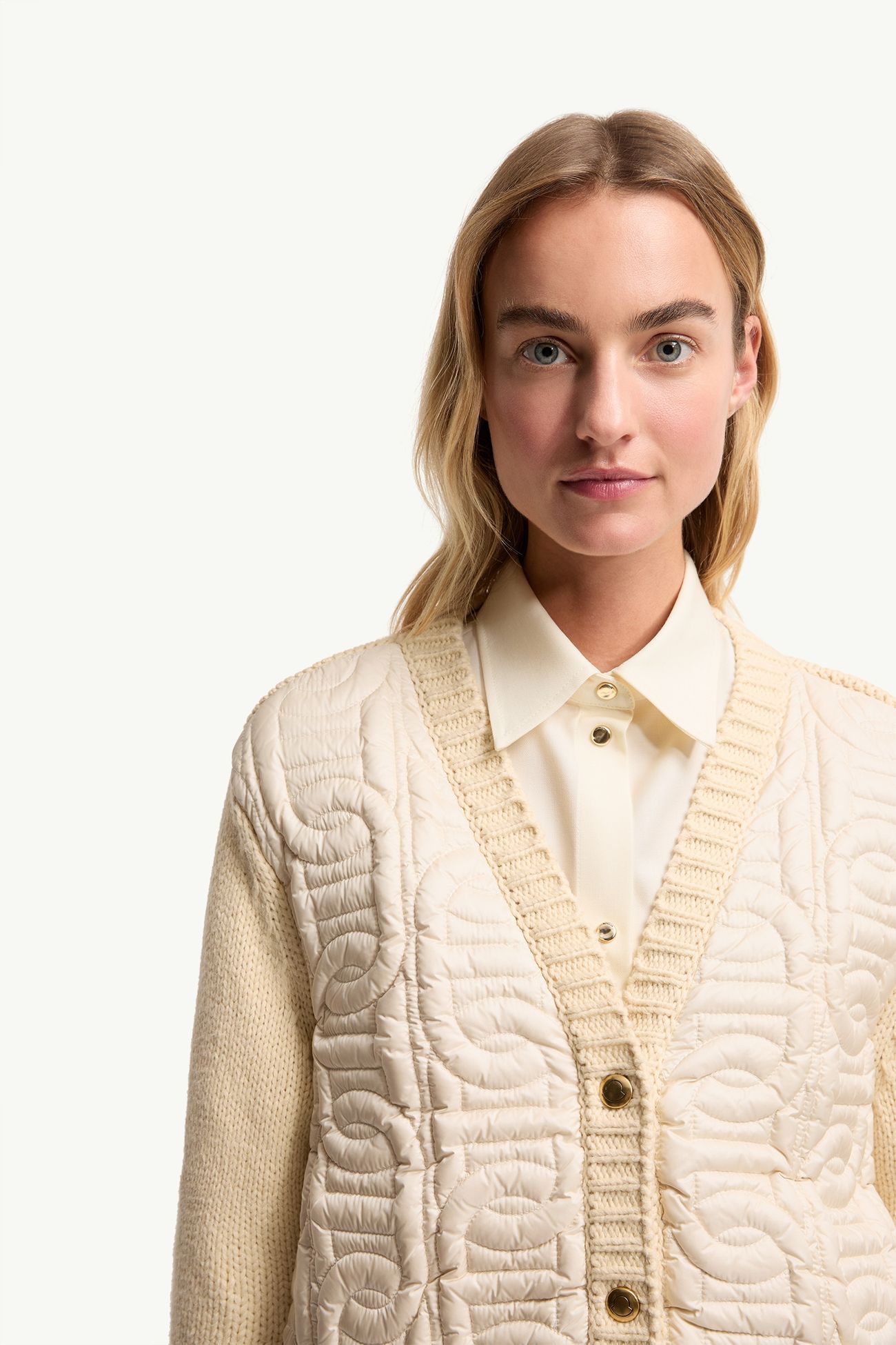 Cárdigan acolchado con cuello de pico y cadena Mujer Beige Claro Moncler 5