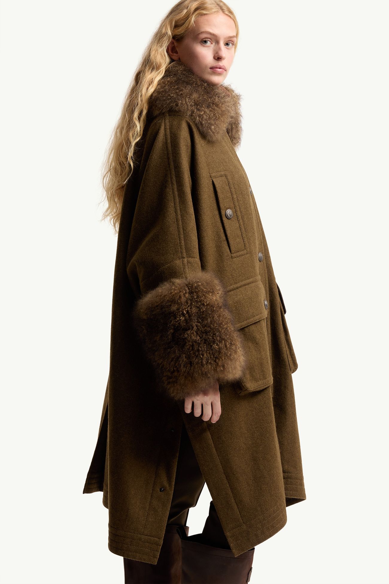 Cape Mantreau en loden Ă bordure en shearling Femmes Marron Moncler 5