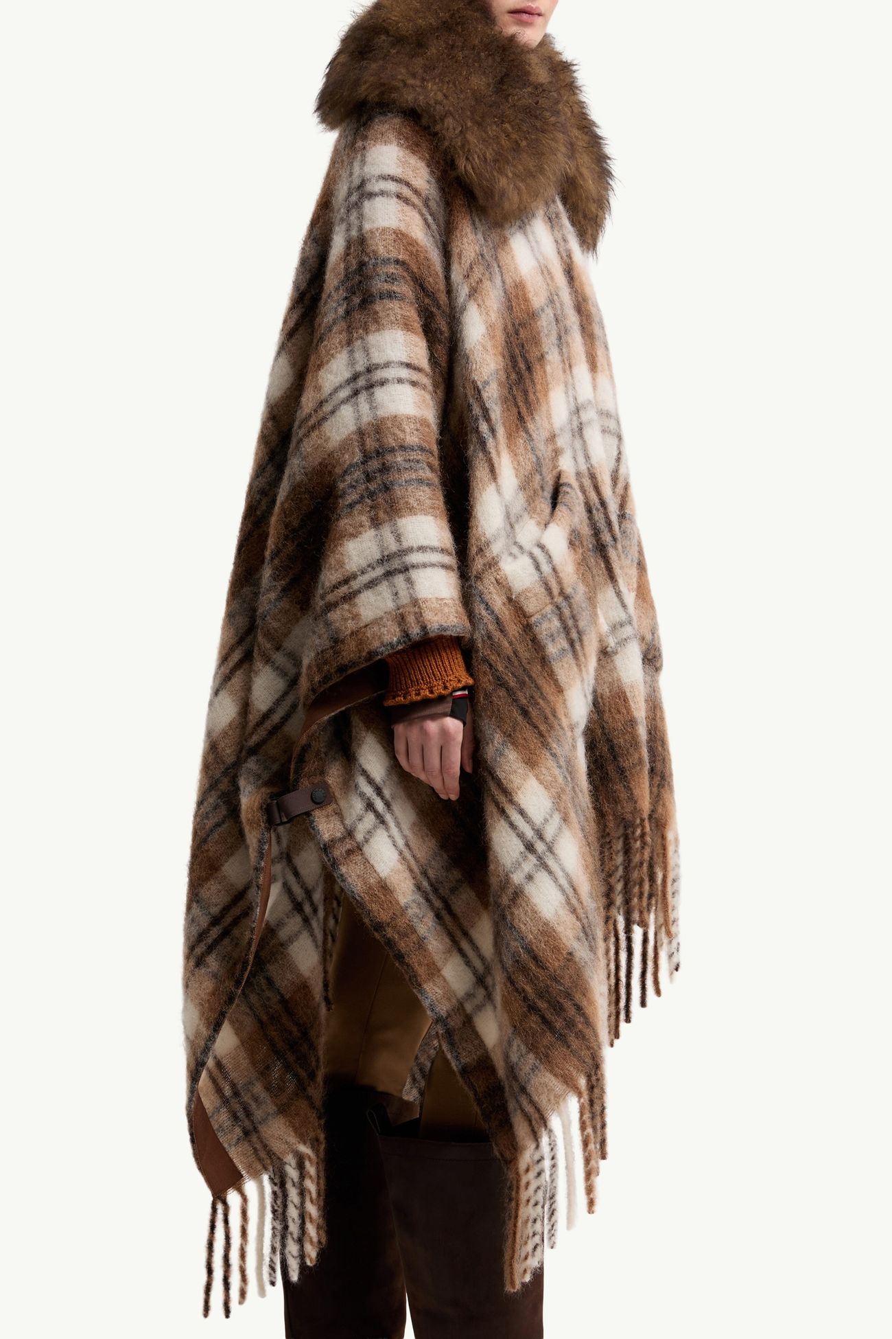 Cape aus einer Mohair-, Alpaka- und Wollmischung mit Lammfellkragen Damen Braun & Weiss Moncler 5