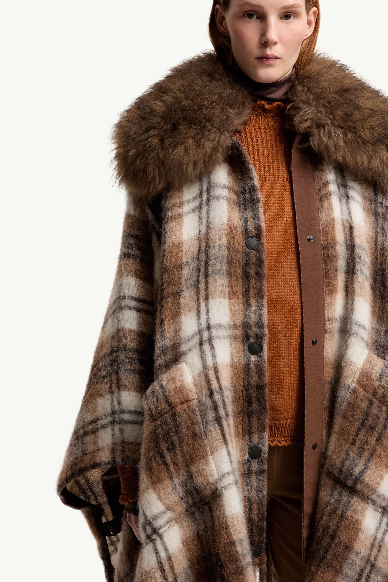 Cape aus einer Mohair-, Alpaka- und Wollmischung mit Lammfellkragen Damen Braun & Weiss Moncler 6