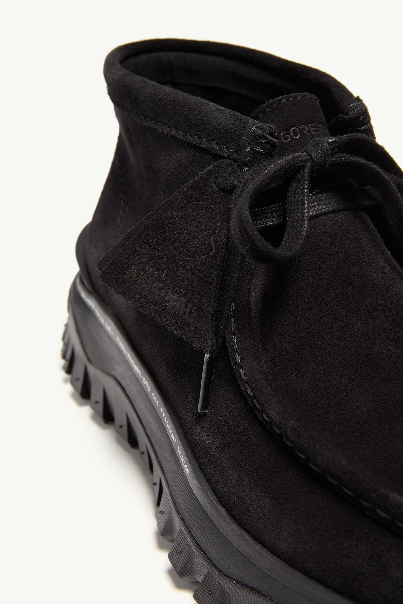 Stivali in pelle scamosciata Moncler + Clarks Originals + Fragment Trailgrip Wallabee GTX Uomo Nero Moncler 9
