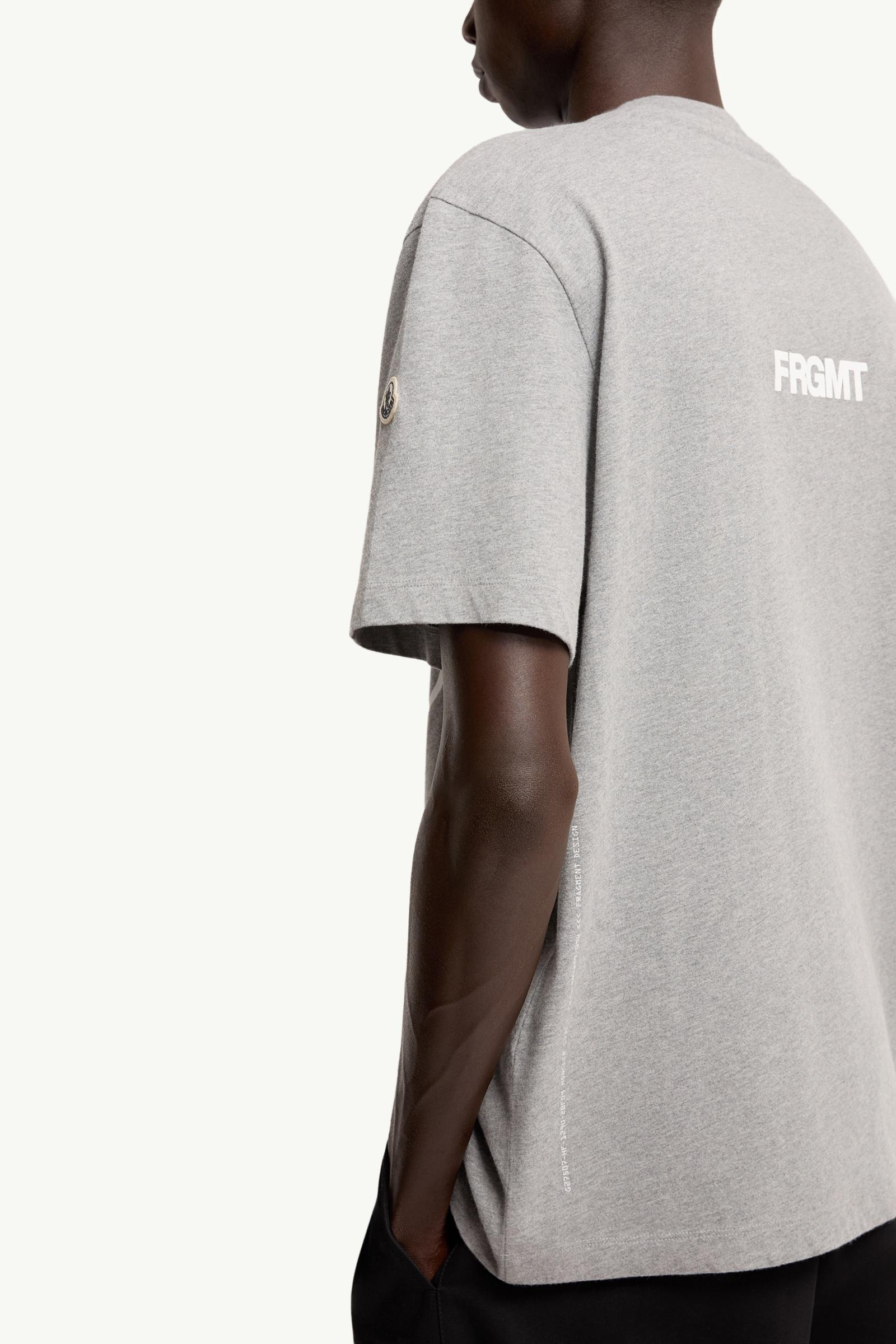 グレー Moncler x Fragment Tシャツ : Moncler x FRGMT 向けの Special