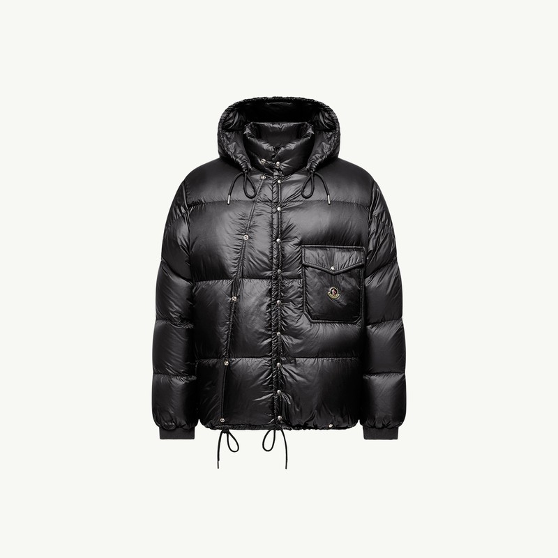 Moncler Re/Icons 2026, doudoune Karakorum pour homme noire à capuche, pressions et poche poitrine à rabat.