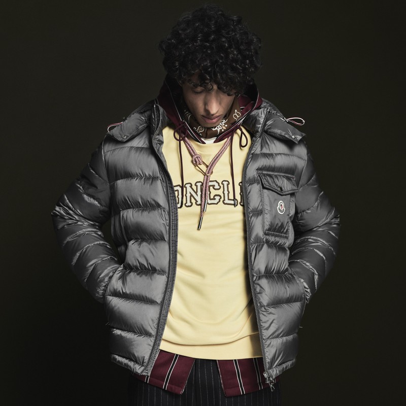 Moncler Herren Outerwear. Graue Daunenjacke mit Kapuze, gelbes Sweatshirt mit Logo, gestreifte Hose und Jacke (2).