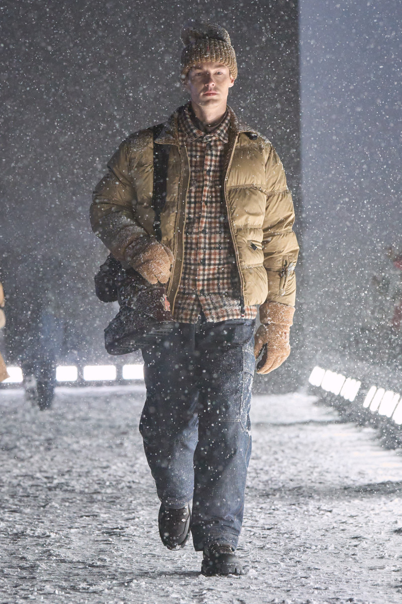 Moncler Grenoble 秋冬 2025 时装秀 库尔舍韦尔机场