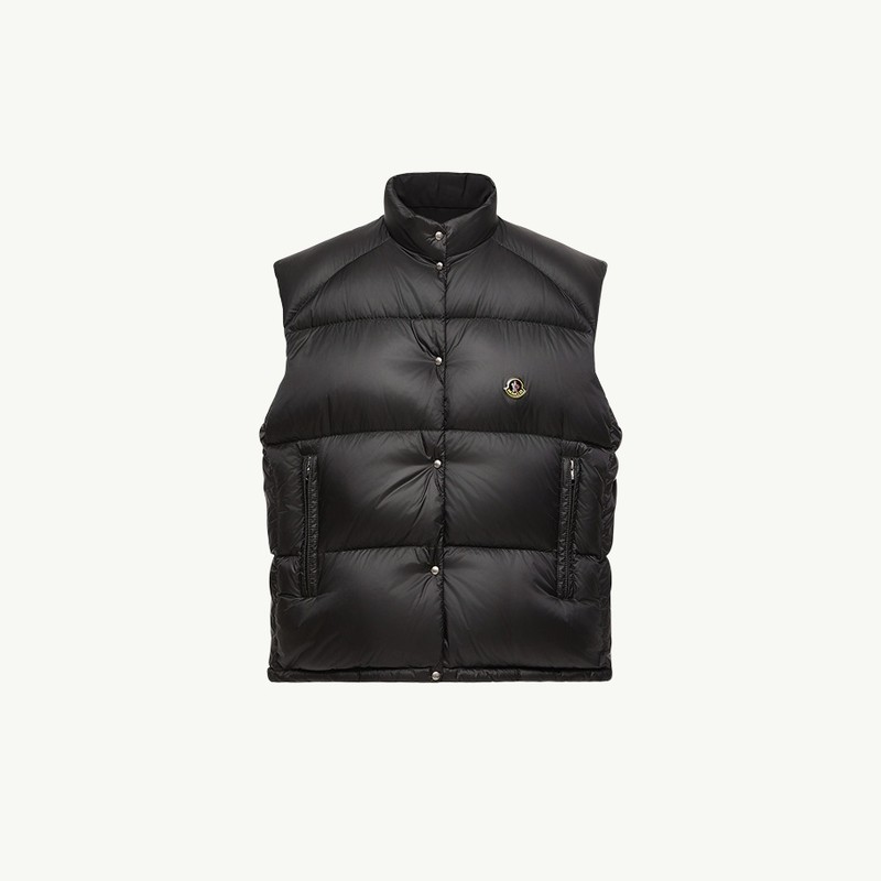 Moncler Re/Icons 2026、スタンドカラー、スナップボタン、ロゴパッチを備えたブラックのTibbウィメンズダウンベスト。