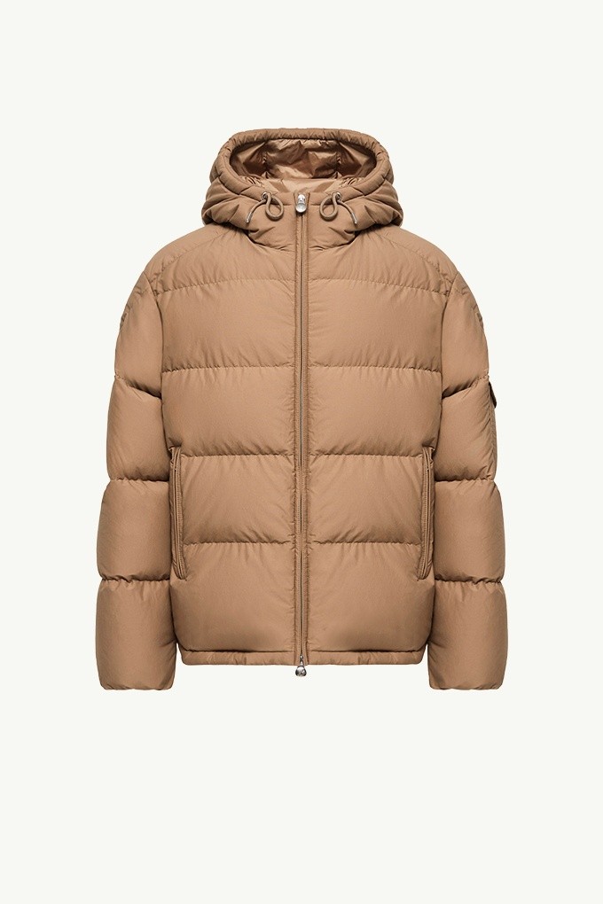 Moncler Re/Icons 2026、フードとフルジップを備えたキャメルのHimalayaメンズダウンジャケット。