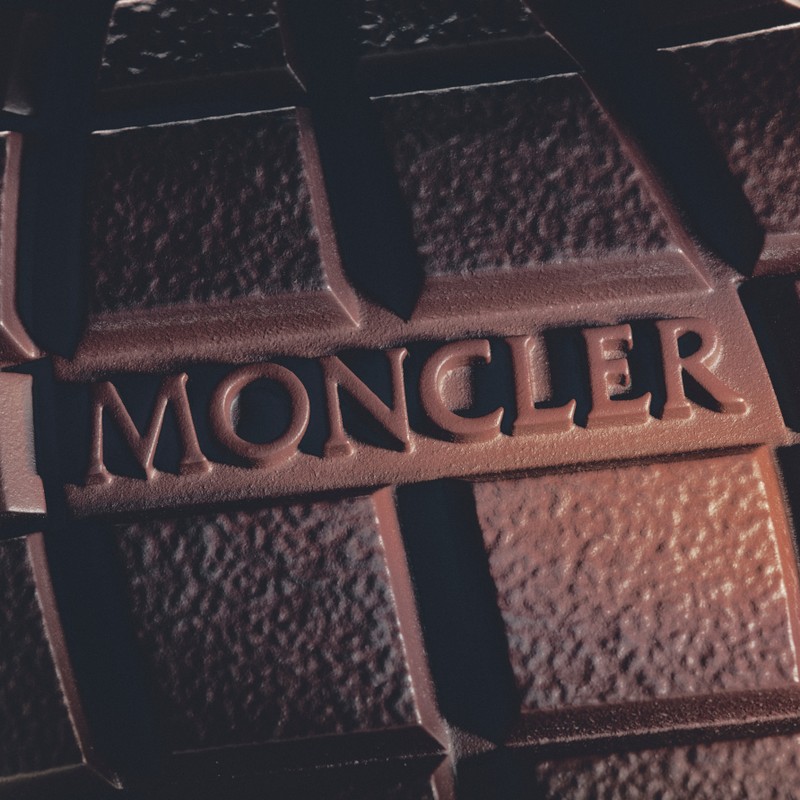 Moncler男女鞋履:棕色與黑色切爾西靴,帶logo的鞋底細節。