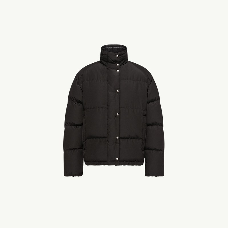 Moncler Re/Icons 2026, doudoune courte Verone pour femme noire à col montant et pressions.