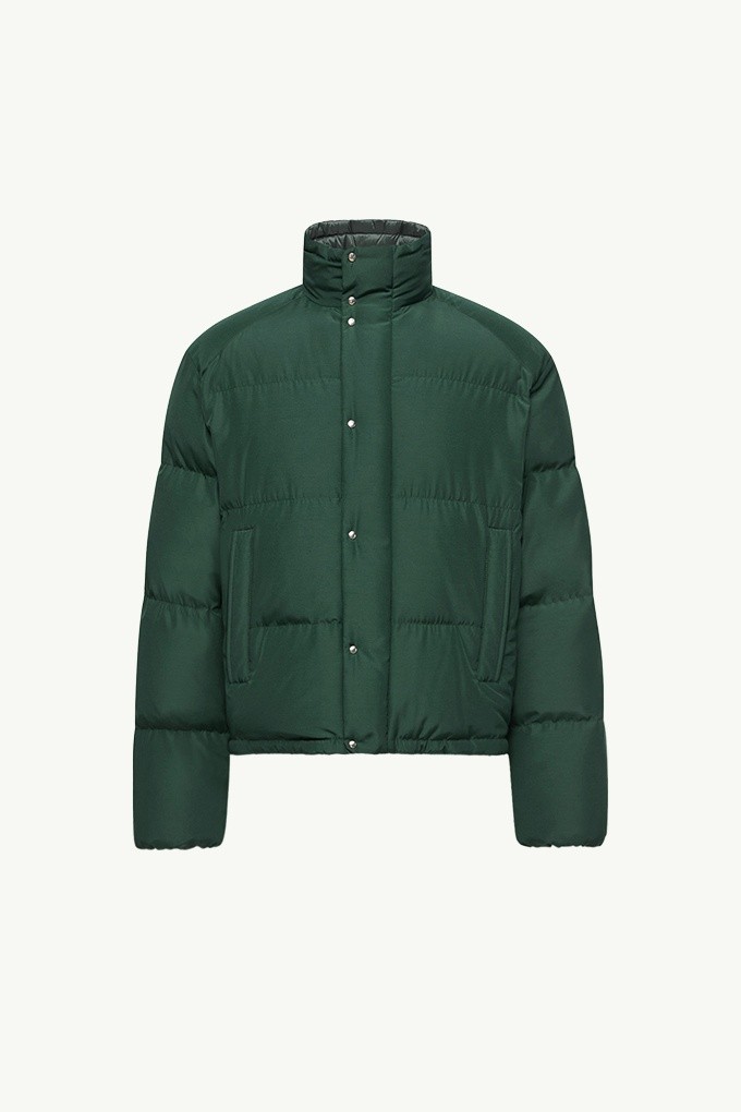 Moncler Re/Icons 2026, chaqueta corta de plumón Verone de hombre verde oscuro con cuello alto y botones de presión.