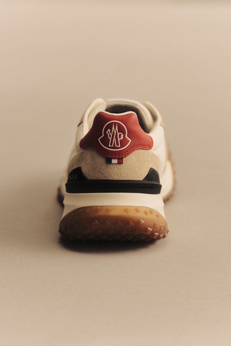 Moncler CityTrek:ブラック×レッドのディテールのベージュ×ホワイトのスニーカー、様々な角度と着用カット。