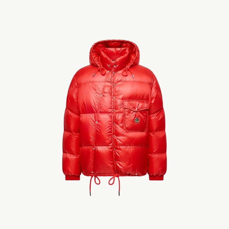 Moncler Re/Icons 2026、フード、スナップボタン、フラップ付き胸ポケットを備えたレッドのKarakorumメンズダウンジャケット。