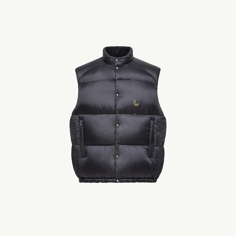 Moncler Re/Icons 2026、スタンドカラー、スナップボタン、ロゴパッチを備えたネイビーのTibbメンズダウンベスト。