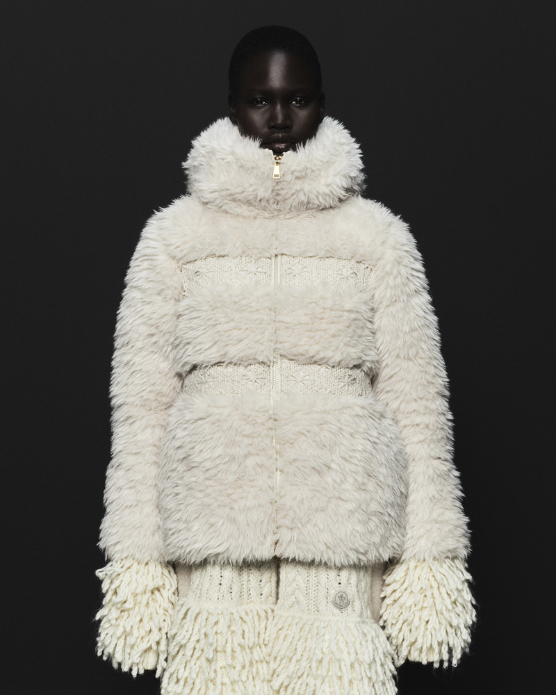 Moncler 여성 라이트 베이지 숏 다운 재킷 Virieu