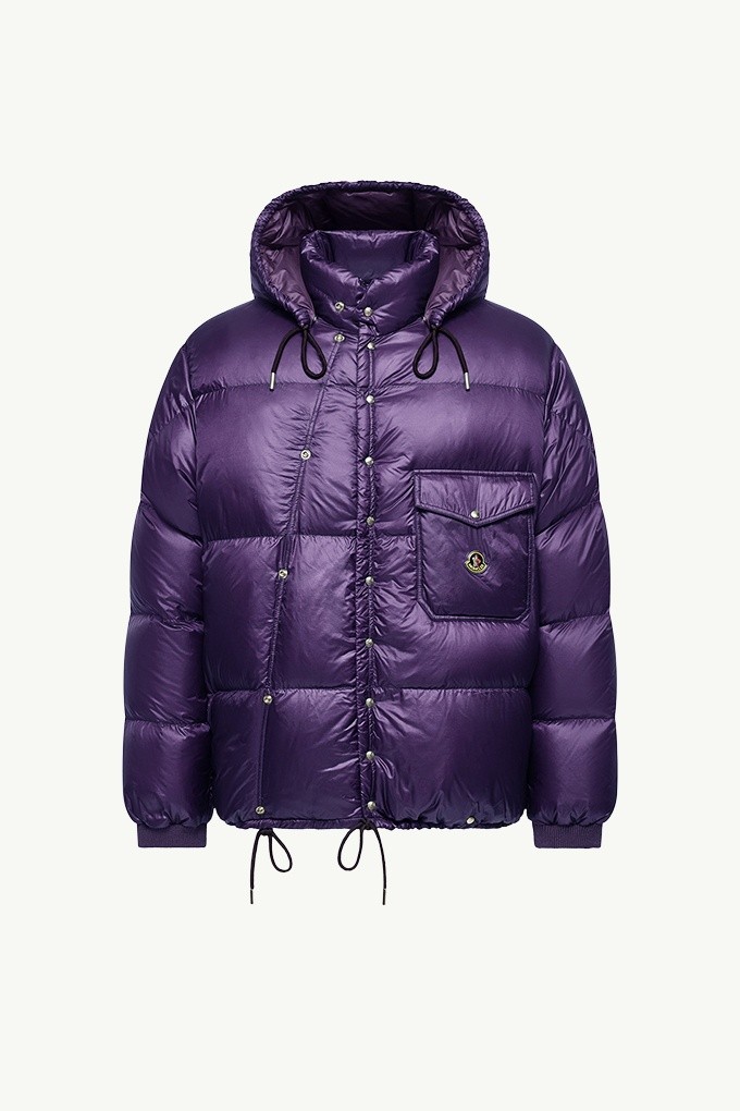 Moncler Re/Icons 2026，紫色Karakorum女士羽绒服,连帽,按扣门襟,翻盖胸袋。