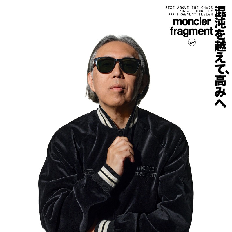 Moncler x Fragment、ストライプディテールのブラックジャケットとブラックサングラスを着用したHiroshi Fujiwara(2)。