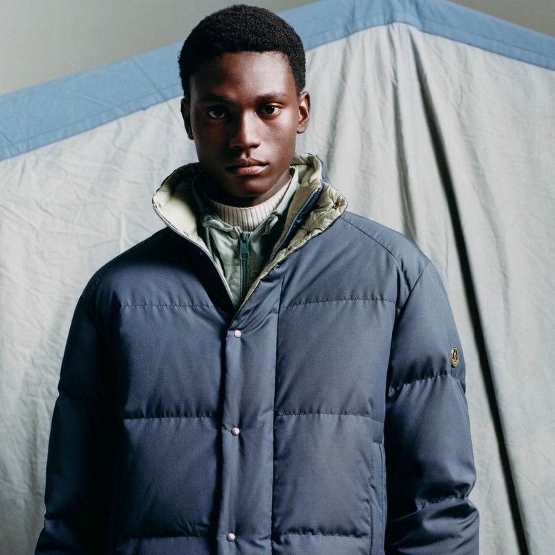 Moncler Re/Icons 2026，Verone。米色羽絨外套和徽標毛帽。
