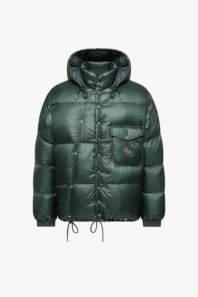 Moncler Re/Icons 2026, piumino Karakorum da uomo verde scuro con cappuccio, bottoni a pressione e taschino con patta.