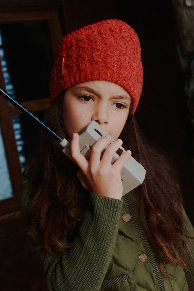 Moncler 女童衛衣。紅色針織帽和綠色絎縫背心。
