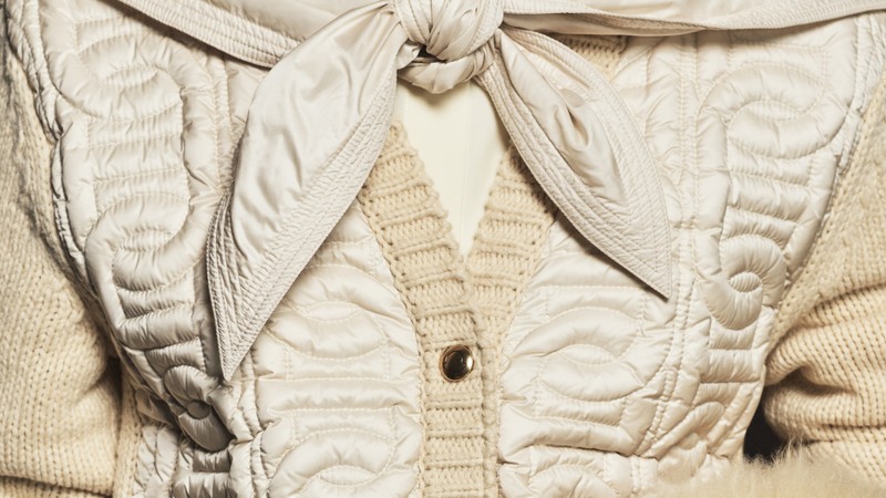 체크 셔츠와 베이지 티셔츠 위에 레이어드한 베이지 셔츠 재킷 디테일, Moncler Pre-Fall 2026.