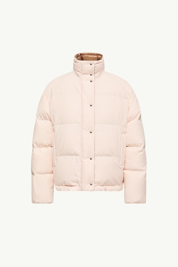 Moncler Re/Icons 2026, doudoune courte Verone pour femme rose pâle à col montant et pressions.