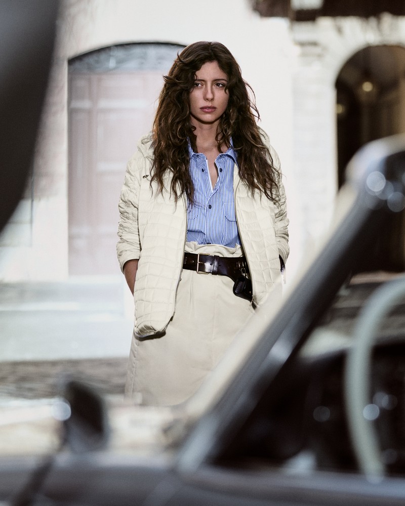 Plumífero corto de mujer Moncler Eglantier beige con capucha y acolchado geométrico