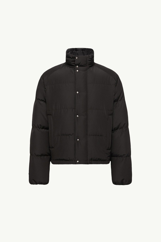 Moncler Re/Icons 2026, piumino corto Verone da uomo nero con collo alto e bottoni a pressione.