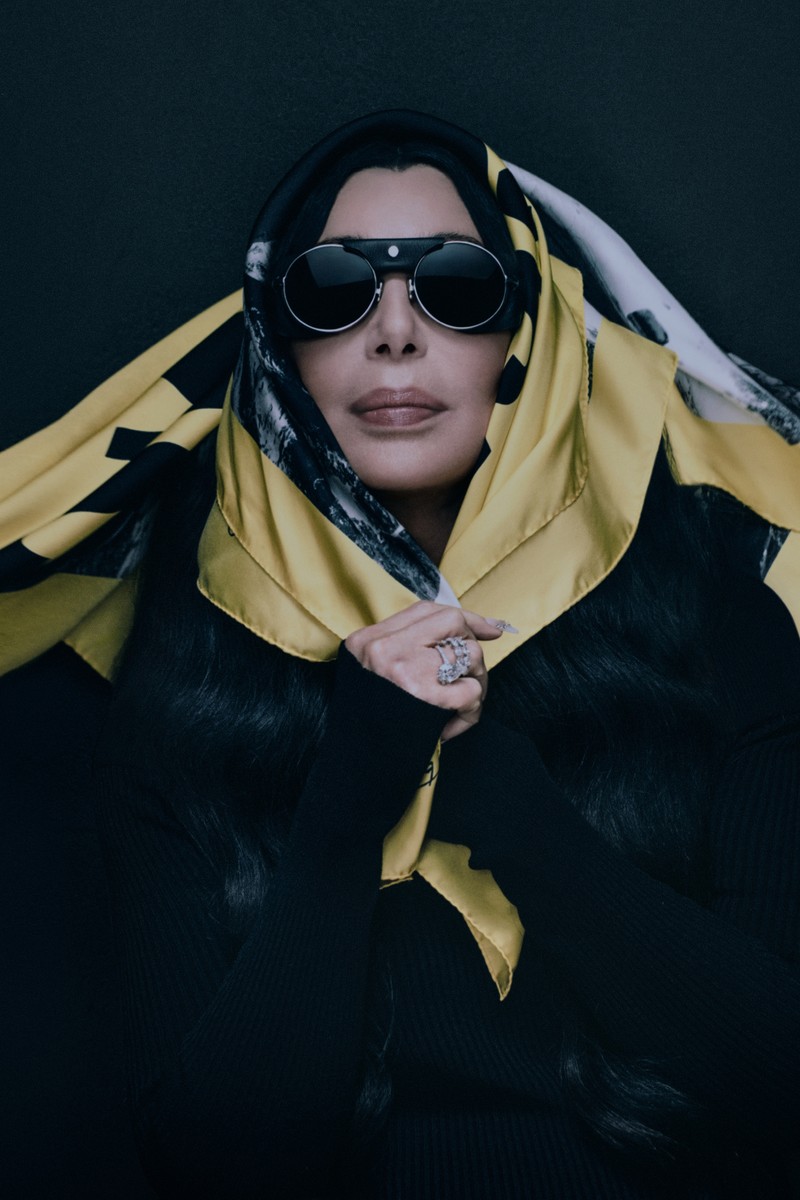 Moncler Re/Icons 2026，Pioneers in Moncler。深色西裝,鏡面墨鏡,長版羽絨外套。