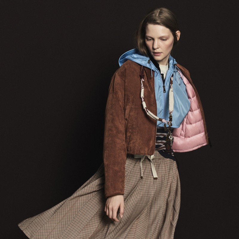 Moncler Ready-to-Wear ウィメンズ:ブラウンのコーデュロイクロップドジャケット、ブルーのフード付きジャケット、チェックスカート。