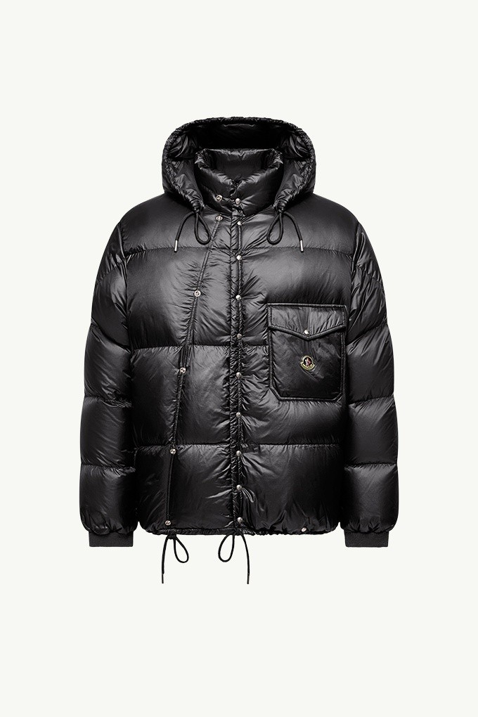 Moncler Re/Icons 2026, doudoune Karakorum pour femme noire à capuche, pressions et poche poitrine à rabat.
