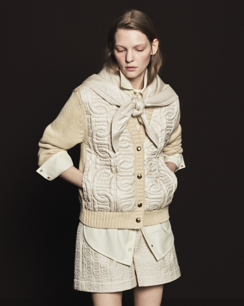 Moncler Pre-Fall 2026米色与黑色单品:鸭舌帽、衬衫外套、围巾、绞花针织衫、长裤与短裤。