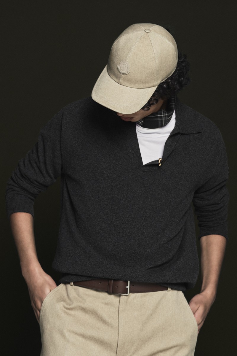 Moncler Pre-Fall 2026 베이지·블랙 의상: 캡, 오버셔츠, 스카프, 케이블 니트, 팬츠, 쇼츠.
