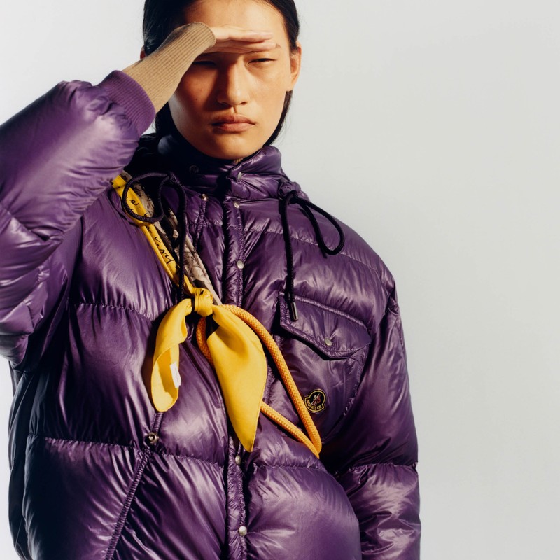 Moncler Re/Icons 2026、Karakorum。イエローのスカーフとクライミングロープを合わせたパープルのダウンジャケット。