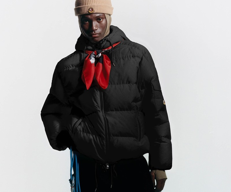 Moncler、The Alpine Diary：表紙にモノクロの花のイラストをあしらったブラウンのクロス装丁の本。