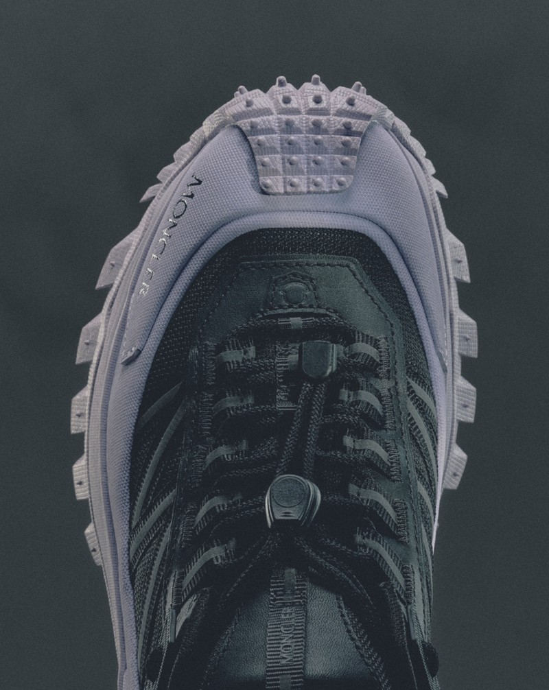 Moncler schwarzer technischer Sneaker mit violetten Details.