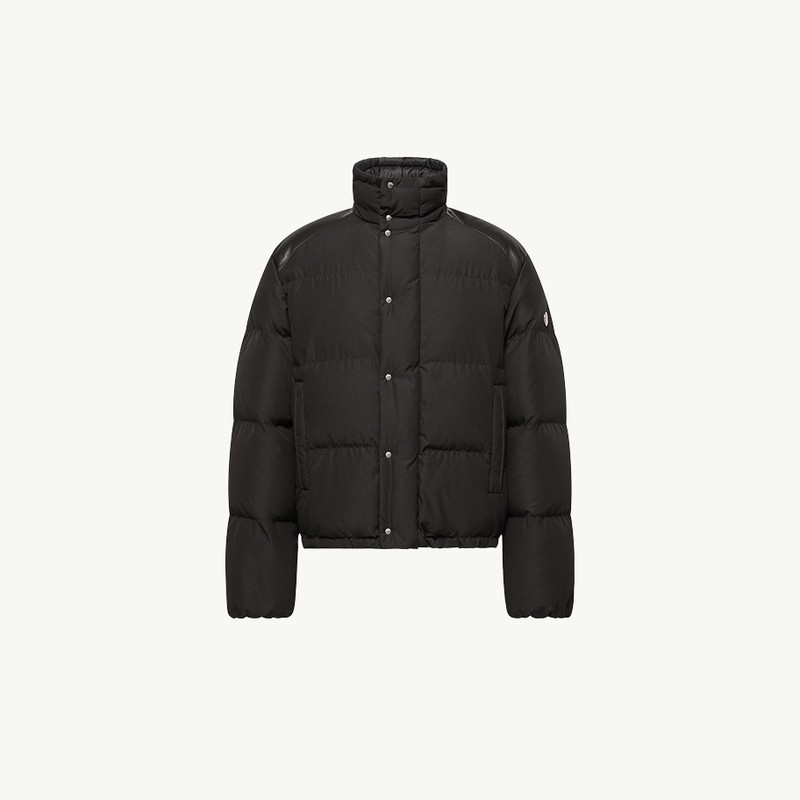 Moncler Re/Icons 2026, 스탠드 칼라와 스냅 버튼을 갖춘 블랙 Verone 남성 쇼트 다운 재킷.