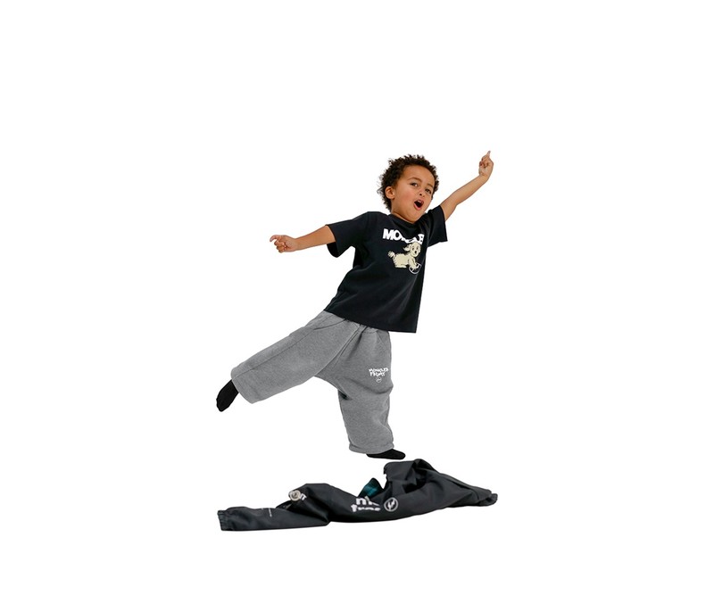 Moncler x Fragment、ロゴとドッグプリントの黒白キッズTシャツ、グレーパンツ。