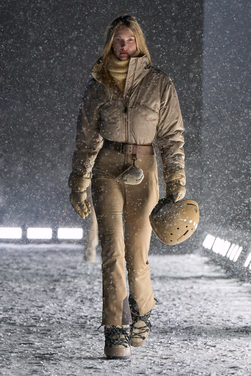 Moncler Grenoble 秋冬 2025 时装秀 库尔舍韦尔机场