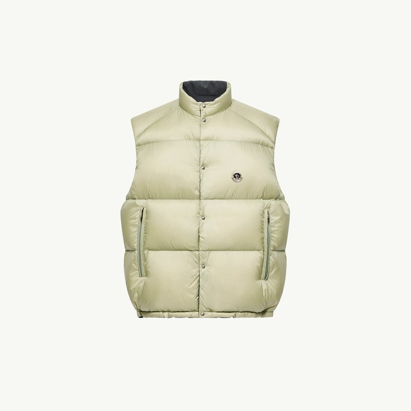 Moncler Re/Icons 2026, 스탠드 칼라, 스냅 버튼, 로고 패치를 갖춘 세이지 그린 Tibb 남성 다운 베스트.