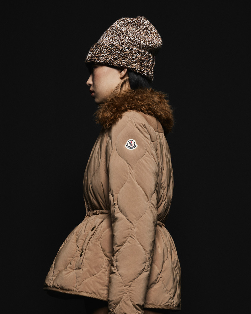 レディース向けのアウターを全て Moncler