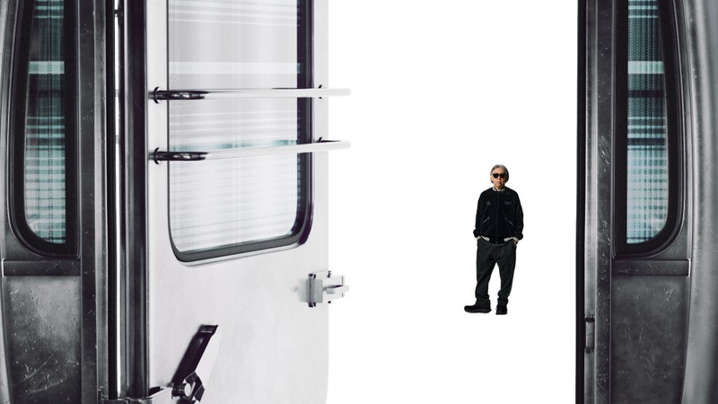 Moncler x Fragment,复古缆车车厢与车门细节,以及一身黑色造型的Hiroshi Fujiwara。