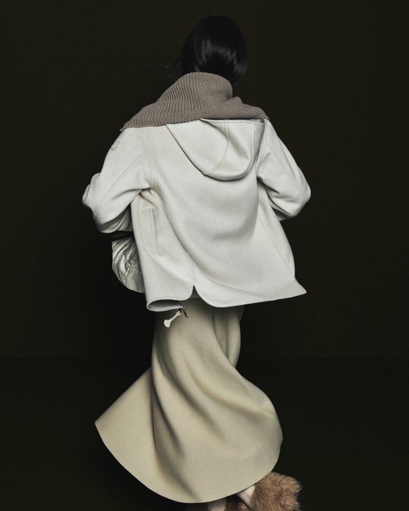 Moncler Pre-Fall 2026米色与黑色单品:鸭舌帽、衬衫外套、围巾、绞花针织衫、长裤与短裤。