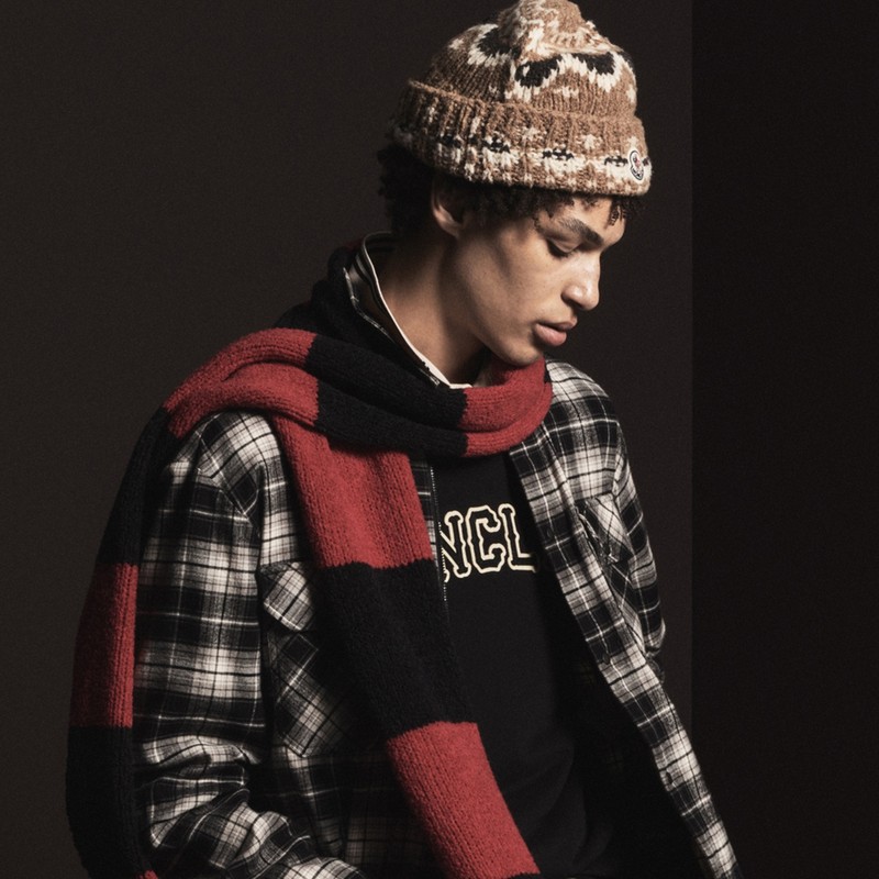 Moncler 男士配件和針織帽。圖案針織帽和紅黑條紋圍巾,搭配格紋襯衫。