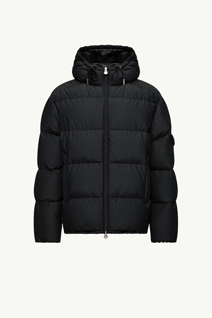 Moncler Re/Icons 2026, 후드와 풀 지퍼를 갖춘 카멜 Himalaya 남성 다운 재킷.