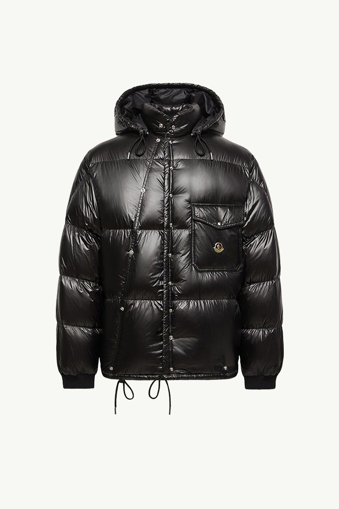 Moncler Re/Icons 2026, piumino Karakorum da uomo nero con cappuccio, bottoni a pressione e taschino con patta.