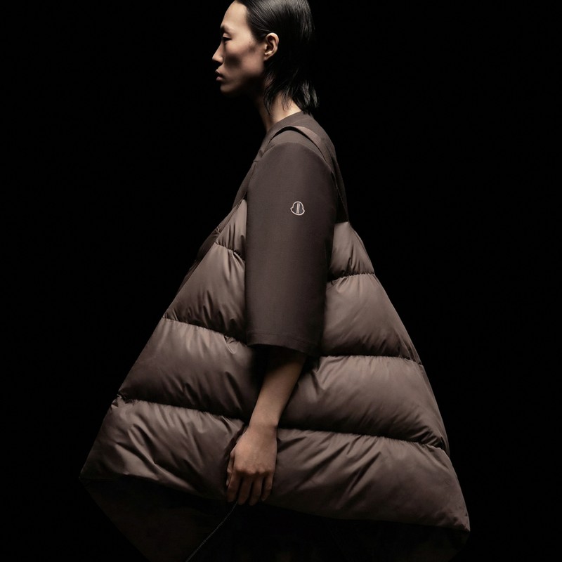 Moncler x Rick Owens、ブラウンのパデッドベストとロゴ入りブラウンTシャツ。