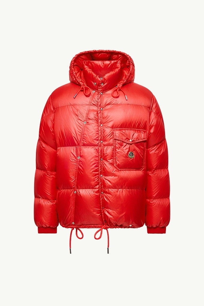 Moncler Re/Icons 2026，紅色Karakorum男裝羽絨外套,連帽,按扣門襟,翻蓋胸袋。