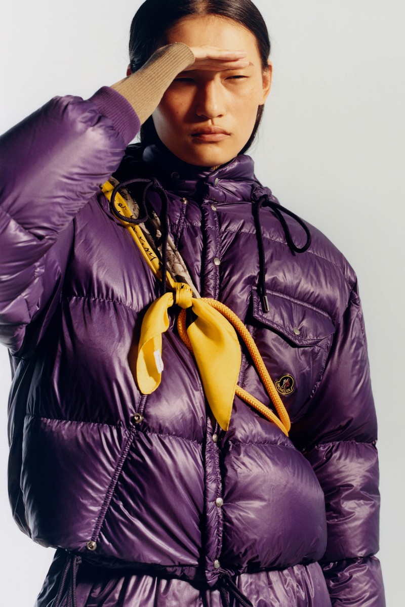 Moncler Re/Icons 2026, Karakorum. 옐로 스카프와 등반 로프를 매치한 퍼플 다운 재킷.