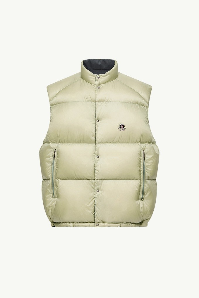 Moncler Re/Icons 2026, chaleco de plumón Tibb de hombre verde salvia con cuello alto, botones de presión y parche con logo.